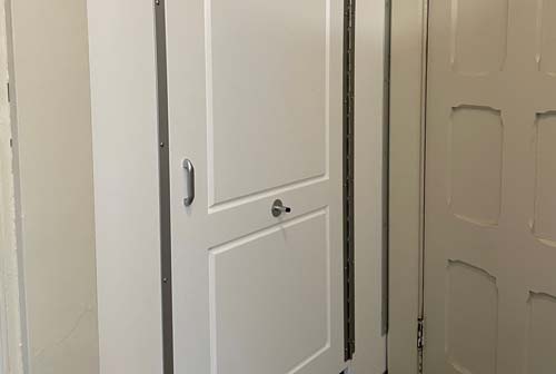 Hiny Hider shower door closed